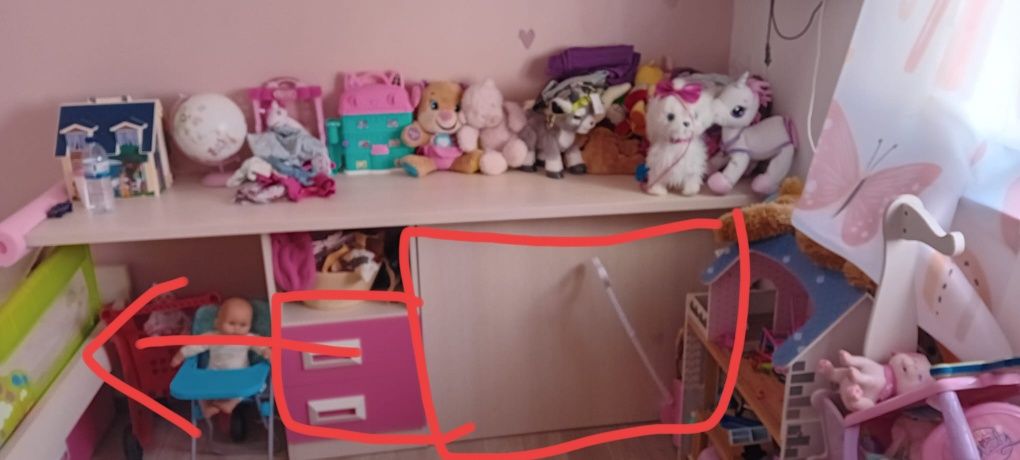 Secretaria menina com muita arrumaçao