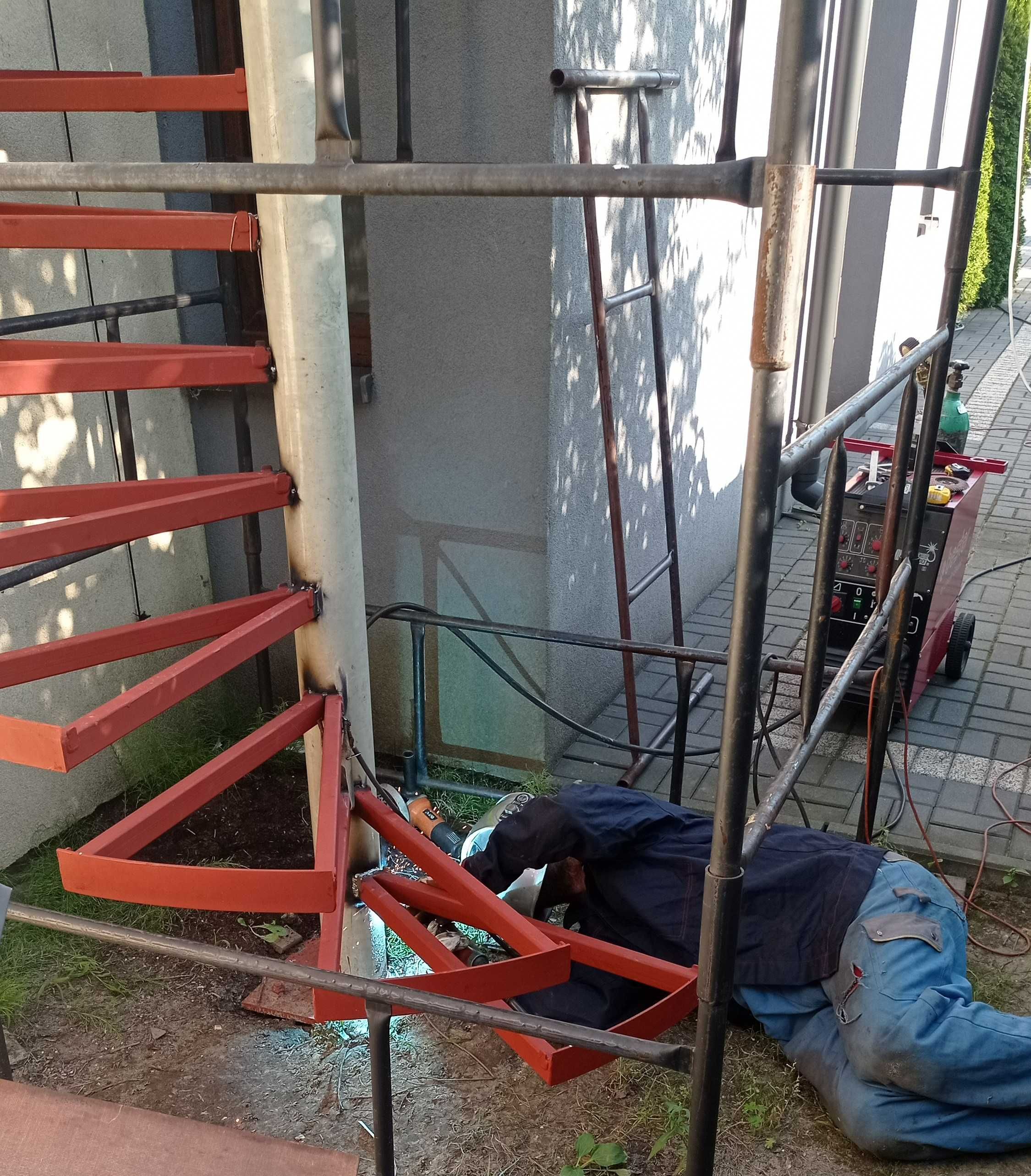 Schody zewnętrzne spiralne kręcone stalowe Zestaw do spawania fi 170