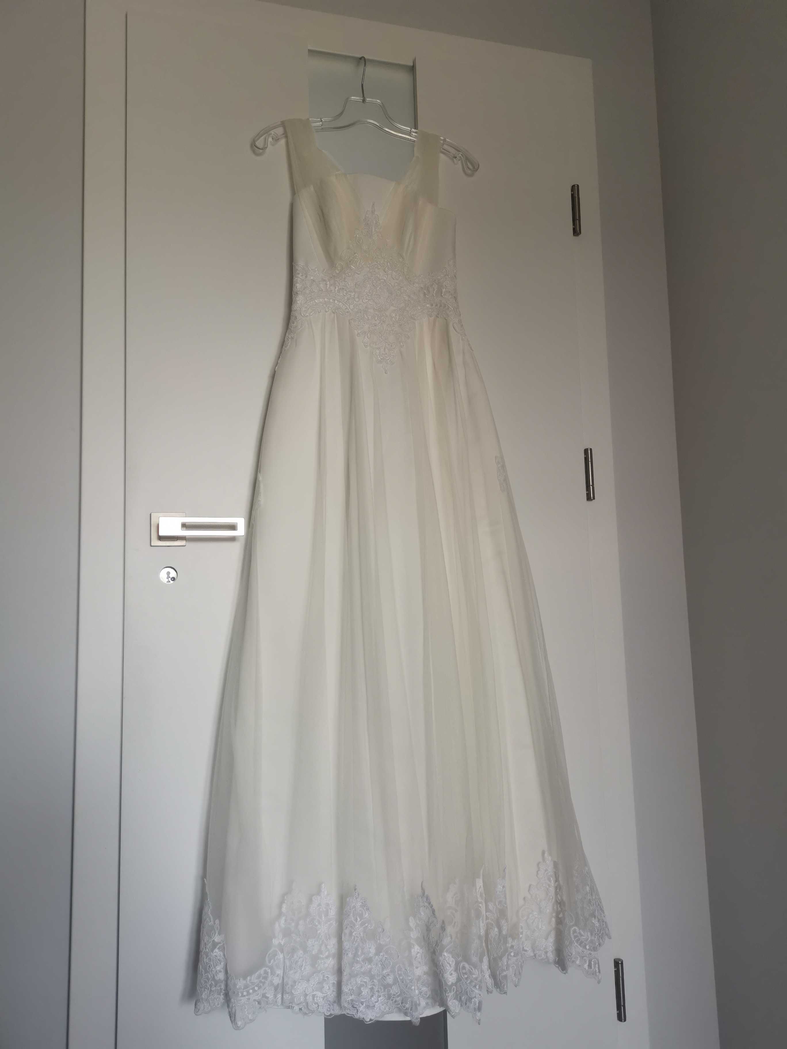 Suknia ślubna 36 śmietankowa delikatna z gipiurą i długim welonem