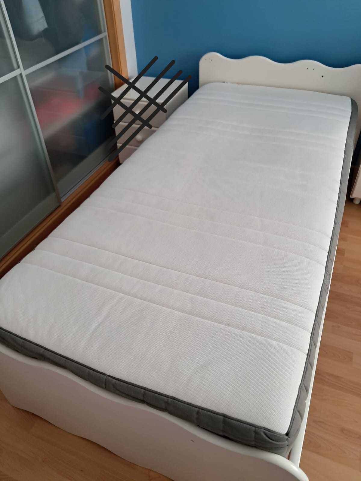 Cama branca de criança em muito bom estado. Madeira maçica.