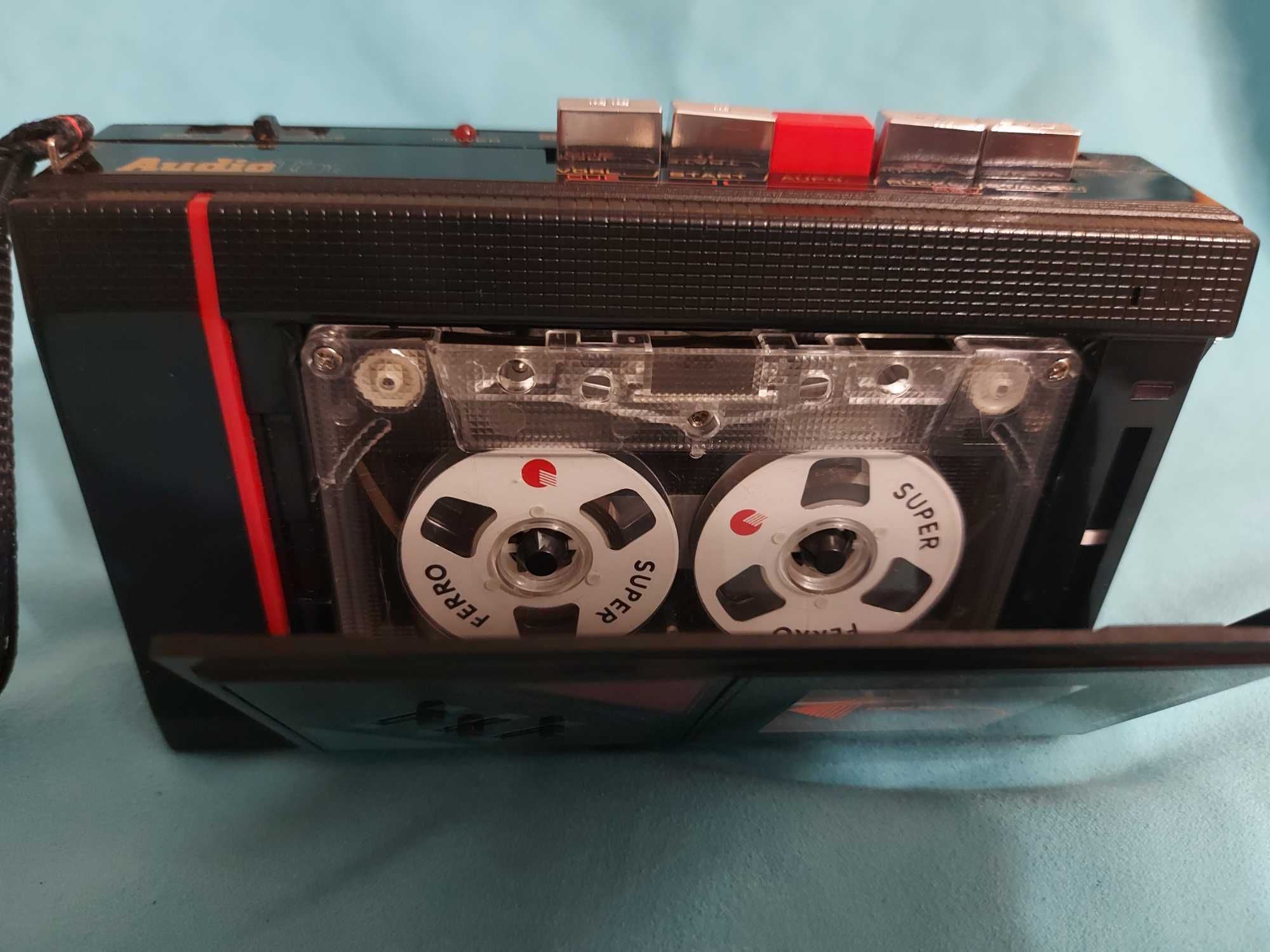 Nagrywający radio - walkman z wbudowanymi głośnikami.