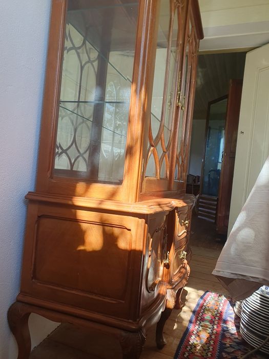 Cristaleira antiga estilo queen anne