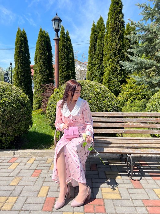 Легка сукня з коміром