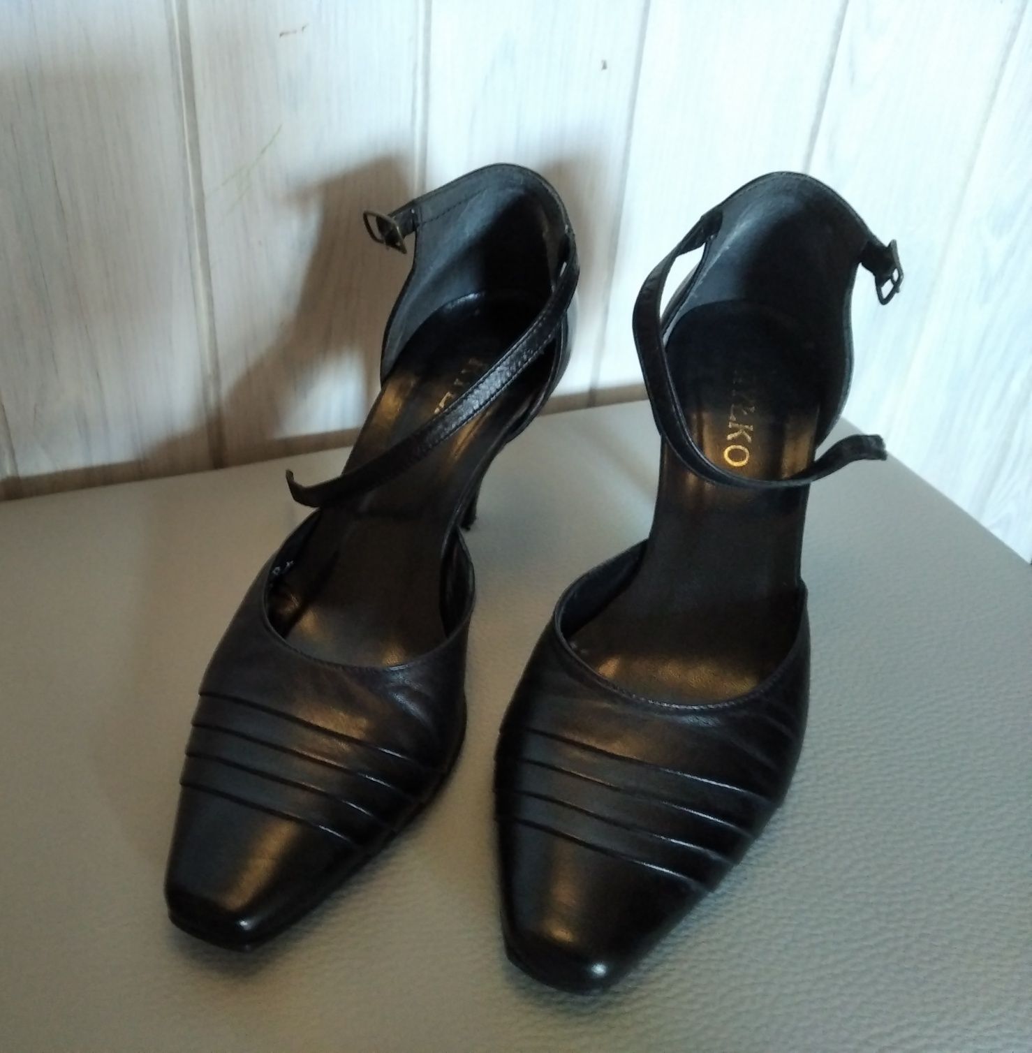 Czółenka buty czarne Ryłko 37 (wypada jak 38)