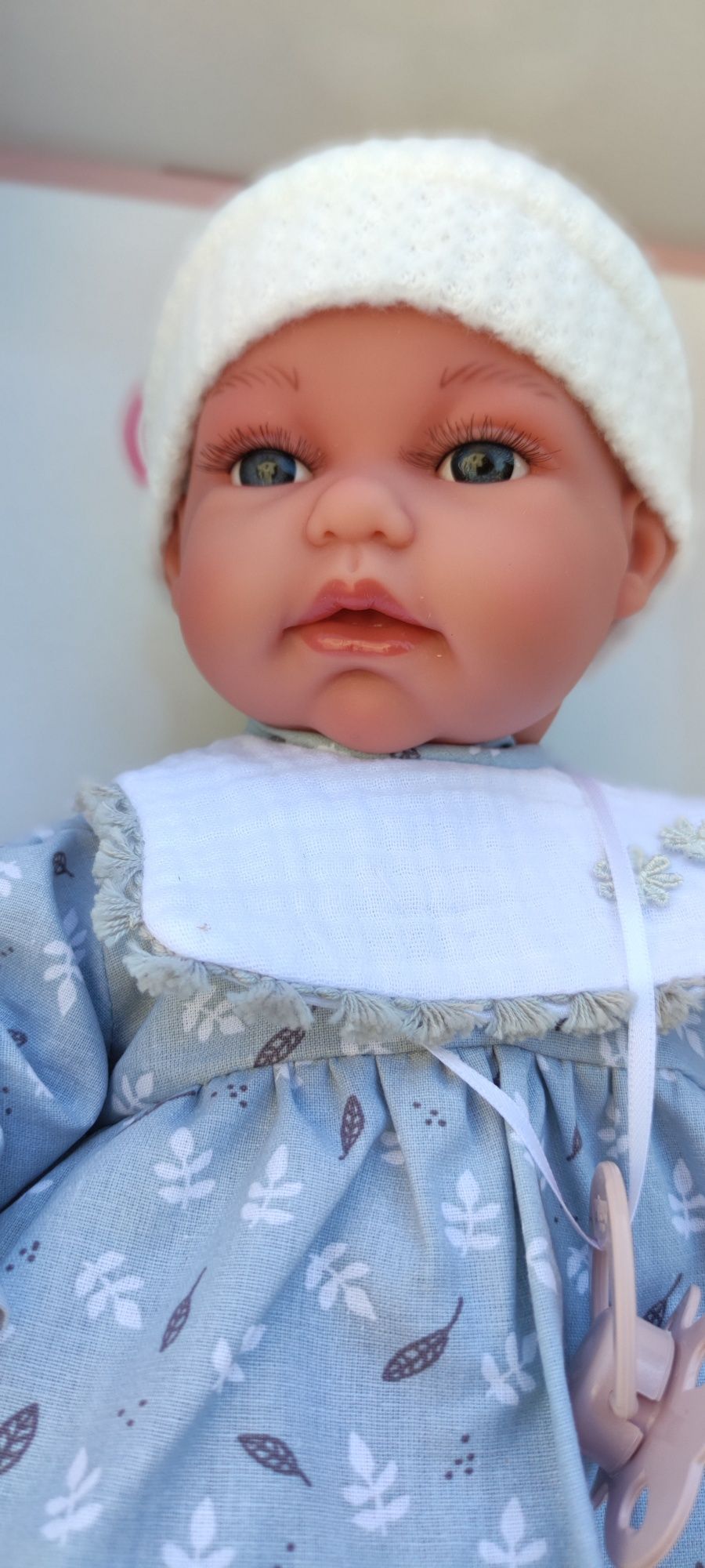 Lalka Antonio Juan Baby Toneta Posturitas con hojitas 34 cm