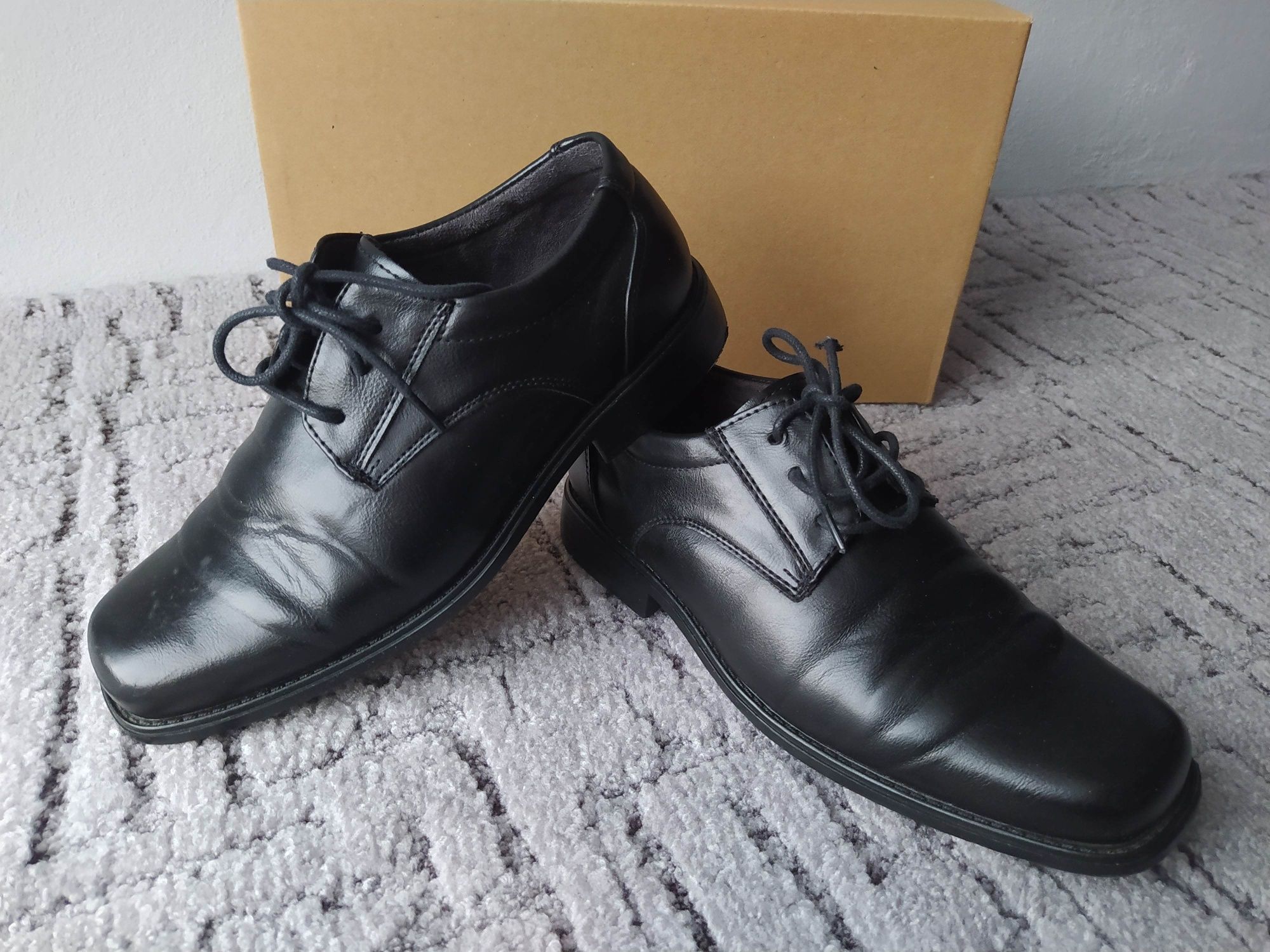 Buty na Pierwszą Komunię rozm. 35 stan Bardzo Dobry