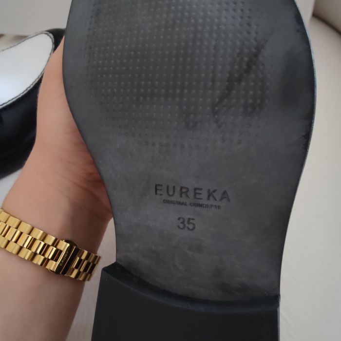 Sapatos Eureka - Pele - Novos - 35 - Pretos e brancos.

Aproveite para