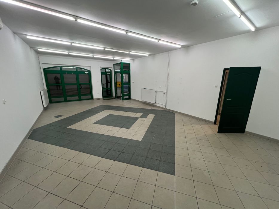 Budynek usługowy w centrum BEZPOŚREDNIO