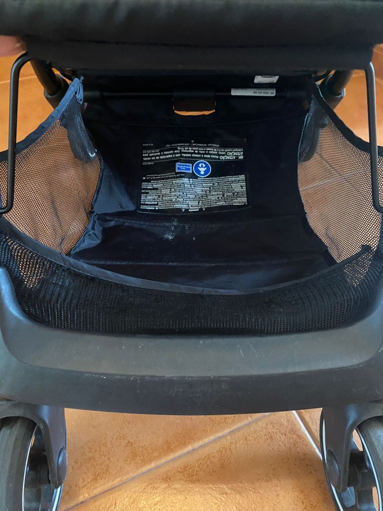 Carrinho para bebé chicco com capa de protecção de chuva