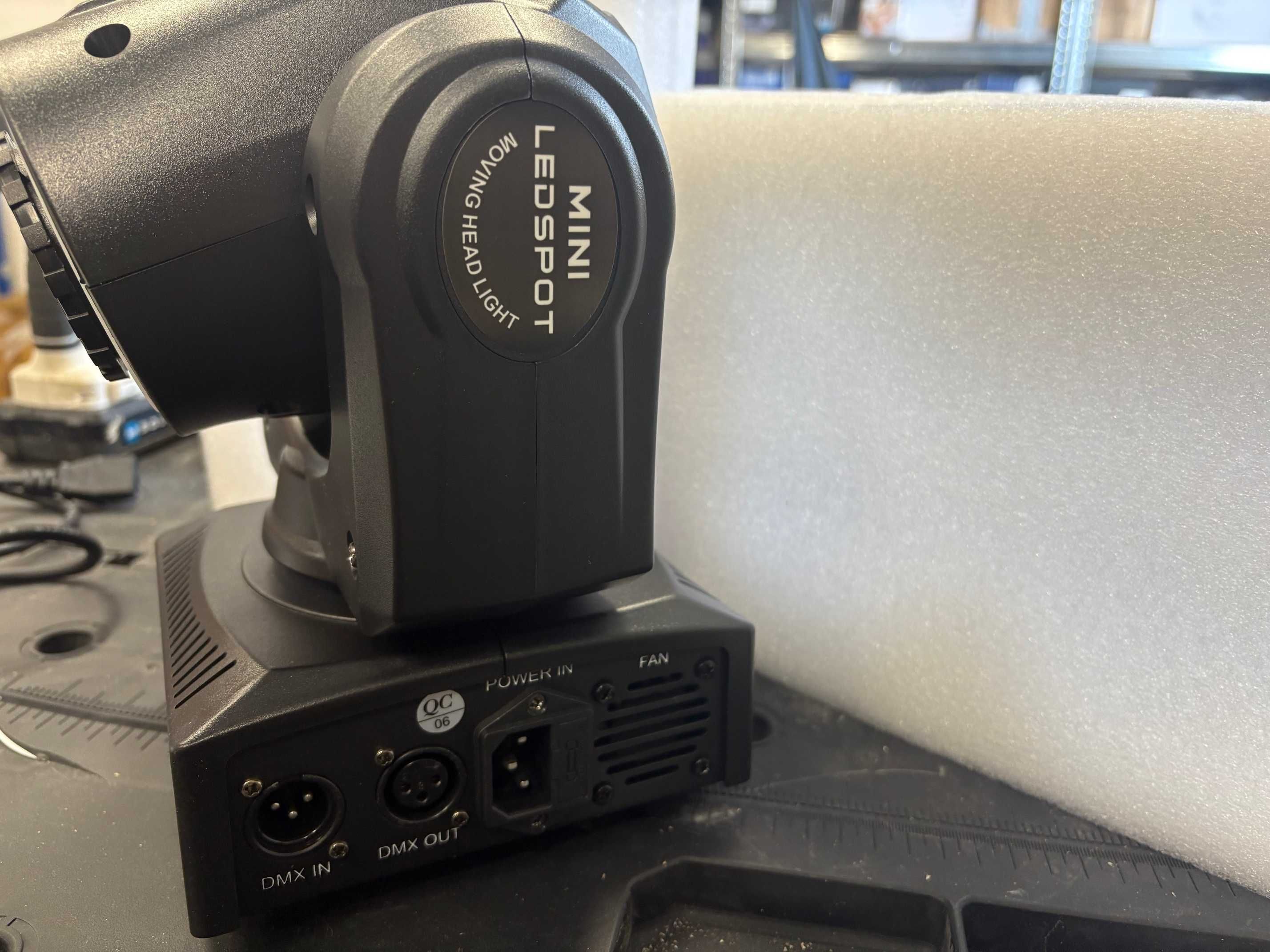 Ruchoma głowa Areyourshop  LED 8 gobo DMX 512 LED Sound