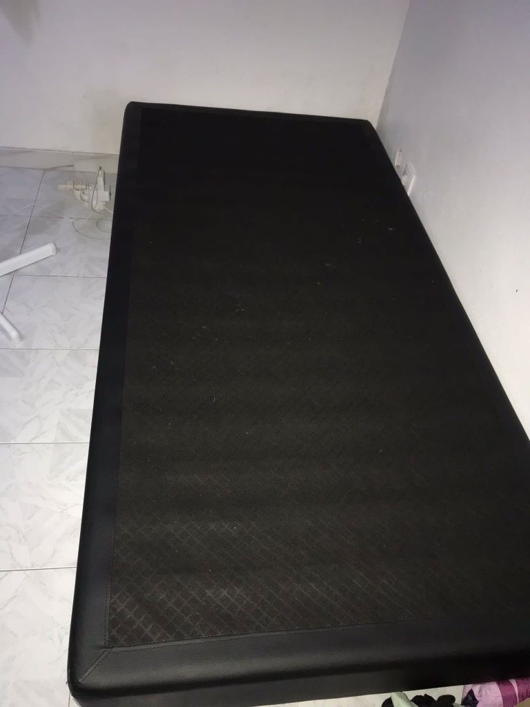 cama de solteiro em pele, com cabeceira em pele, também com colchão or