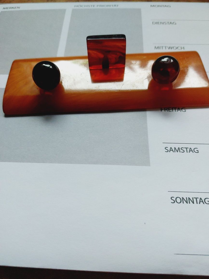Ebonitowa podstawka, kancelaria