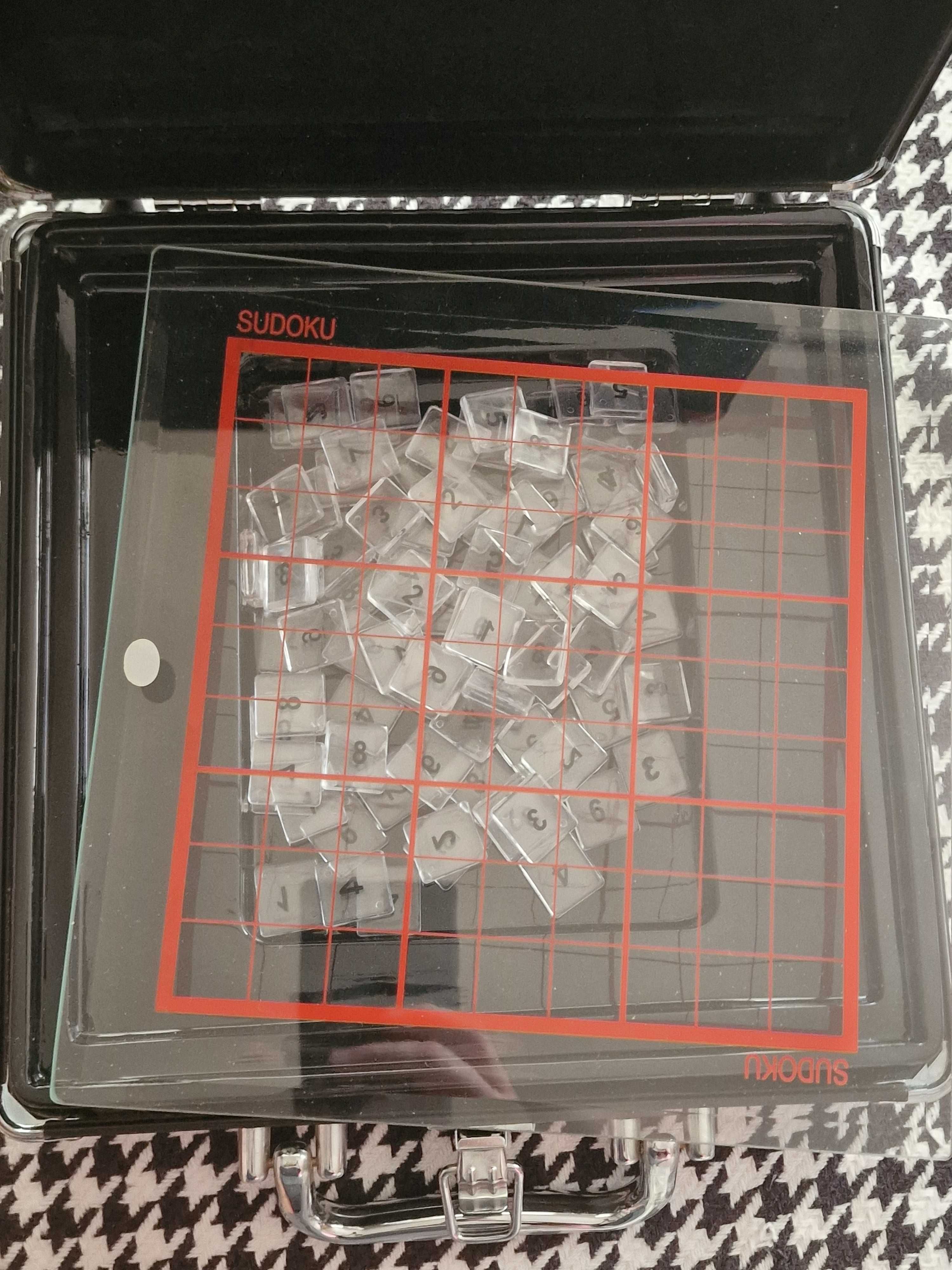 Gra Sudoku w walizce wielokrotnego użycia