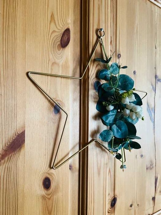 Złota gwiazda dekoracja ze sztucznymi kwiatami Ikea ozdoba na ścianę