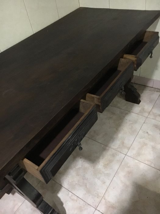 Mesa de Madeira Maciça e Cadeiras em Couro