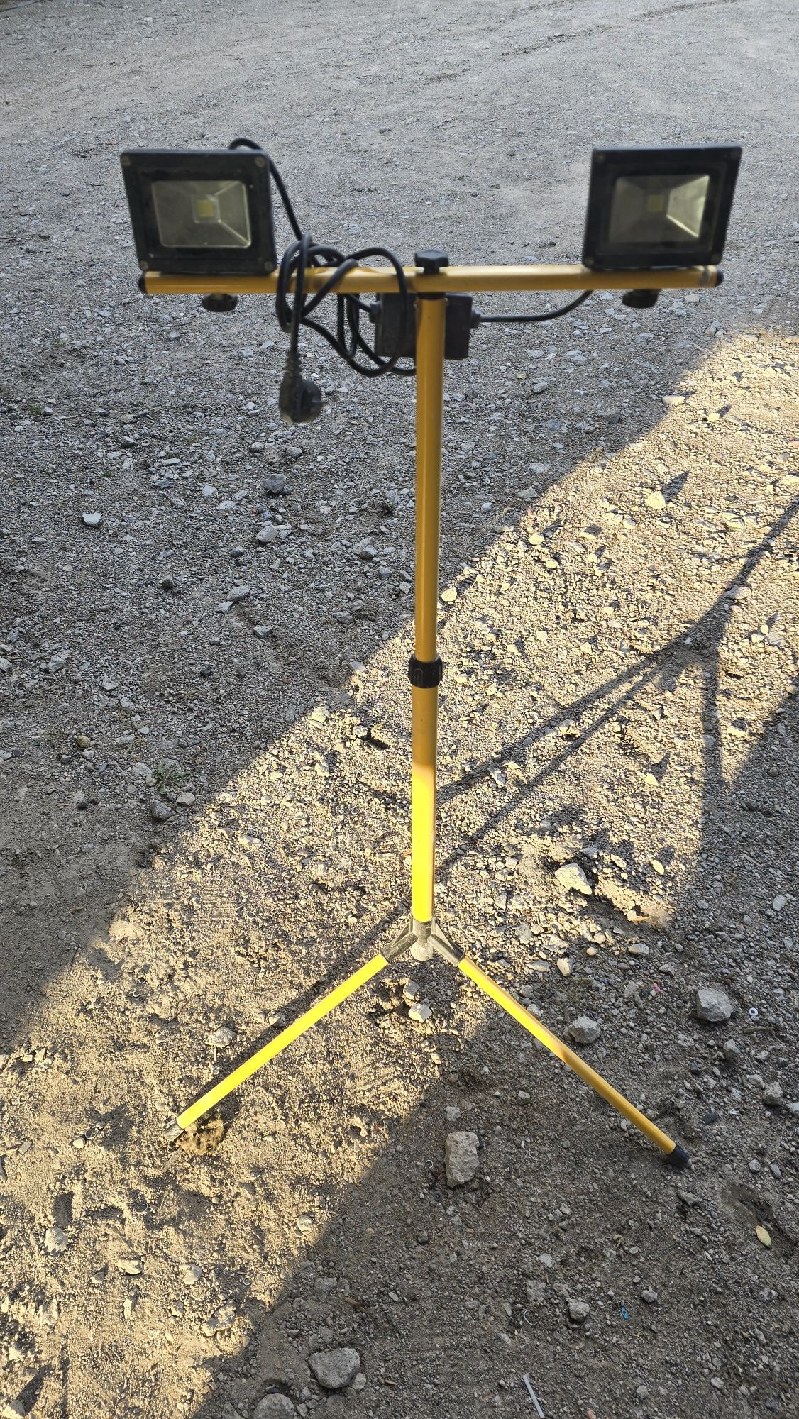 Naświetlacz ledowy na statywie 2x10w lampa halogen