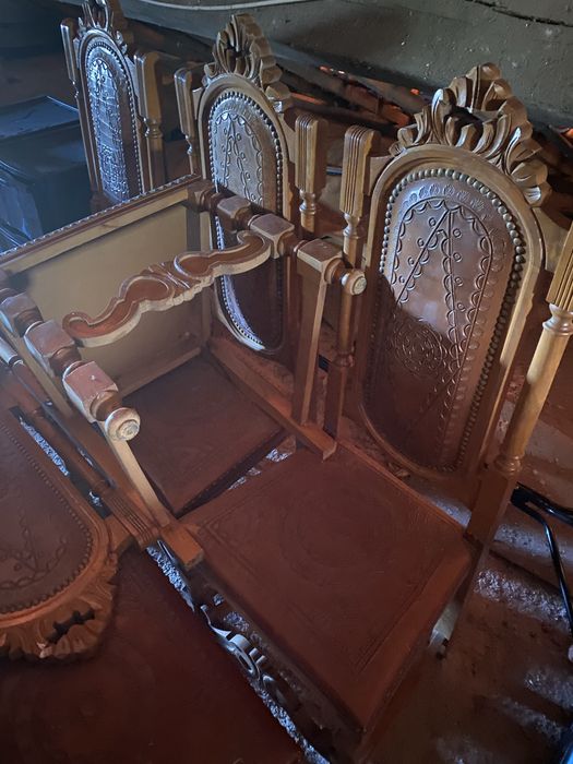 Mesa com 8 cadeiras antigas