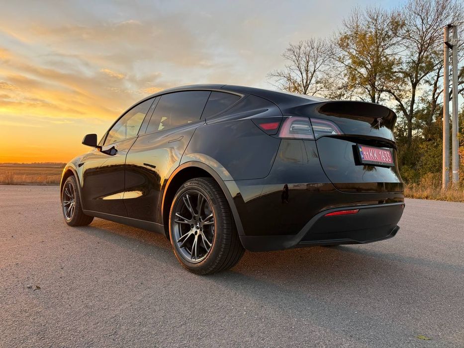 Tesla  Y 2024 82kwt   RWD