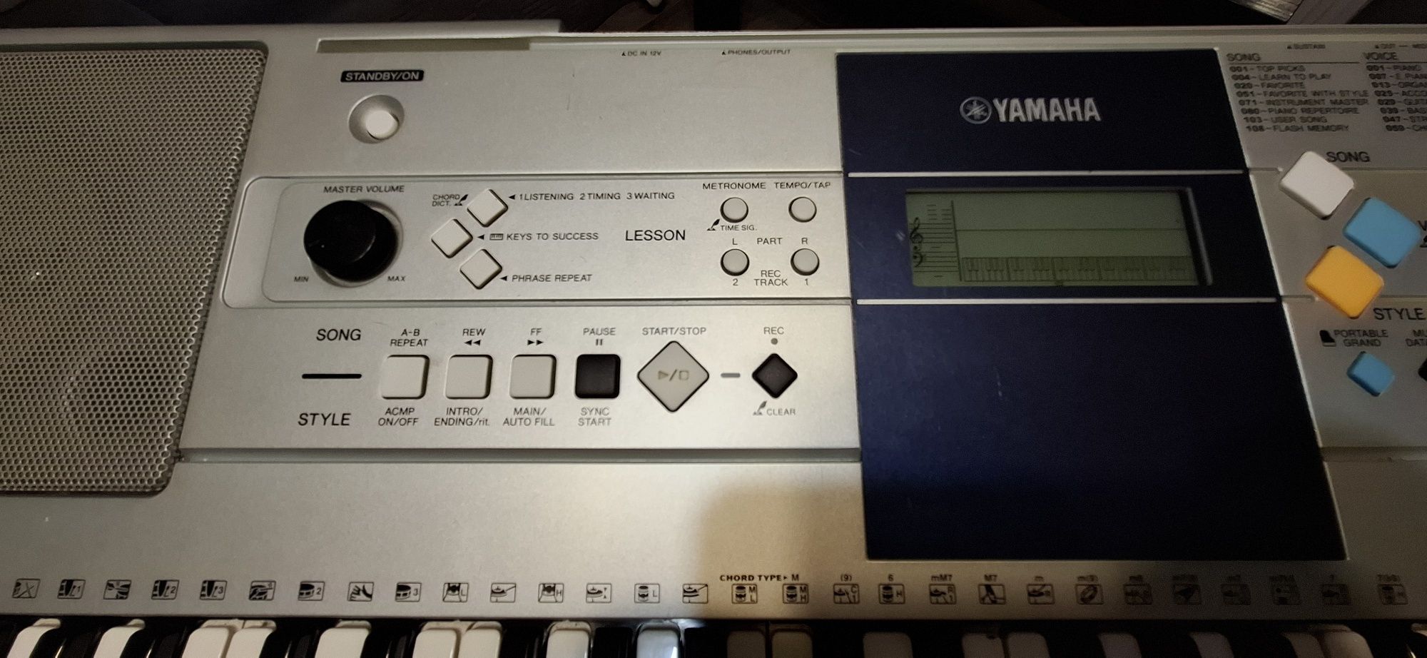Keyboard YAMAHA PSR E323, że stojakiem, oparciem na nuty i ładowarką,