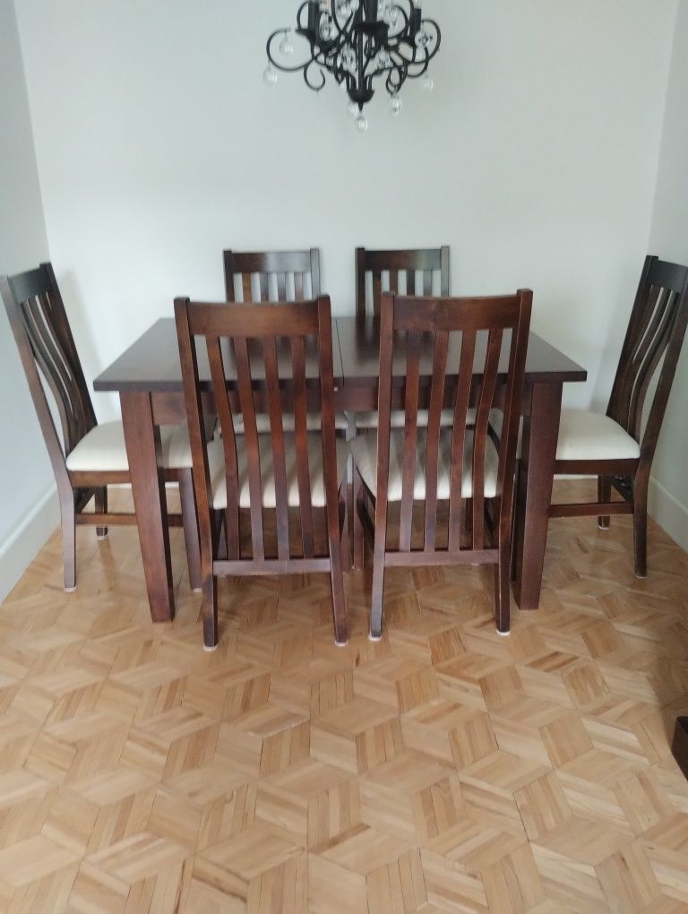 Stół drewniany rozkładany i sześć krzeseł.