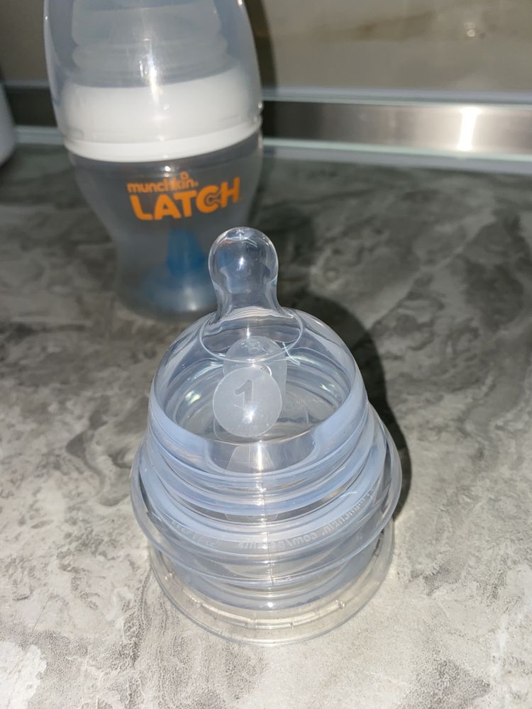 Антиколиковая бутылочка Munchkin Latch с набором сосок