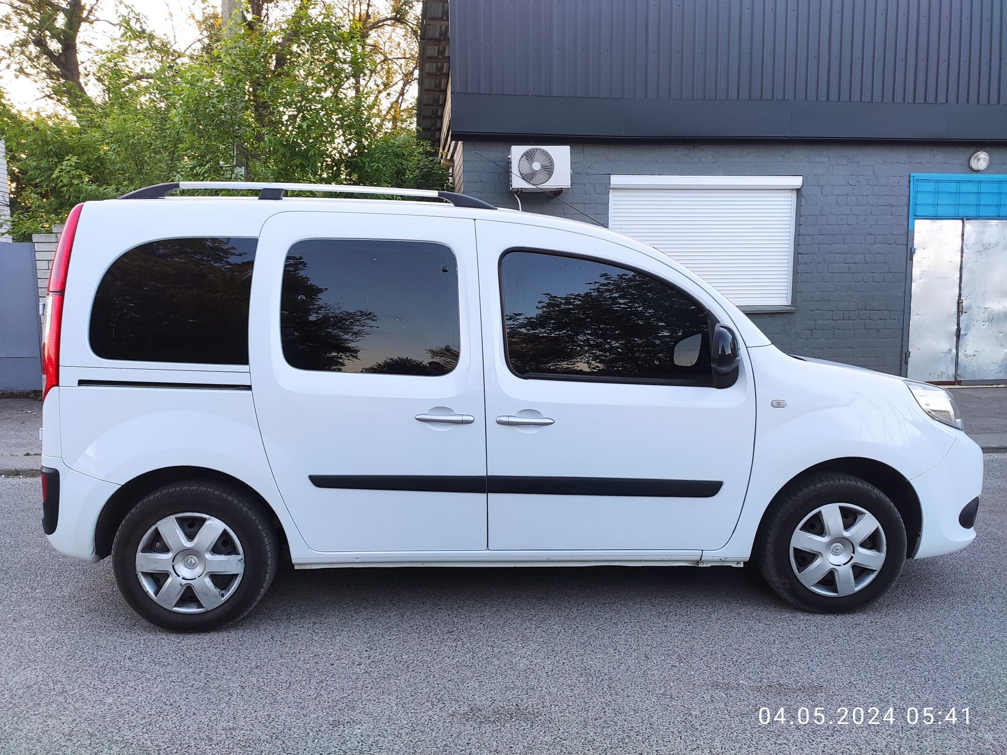 Продам Renault kangoo оригинальный пассажир