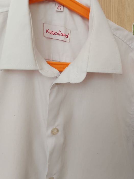 Klasyczną biała koszula z krótkim rękawem dla chłopca