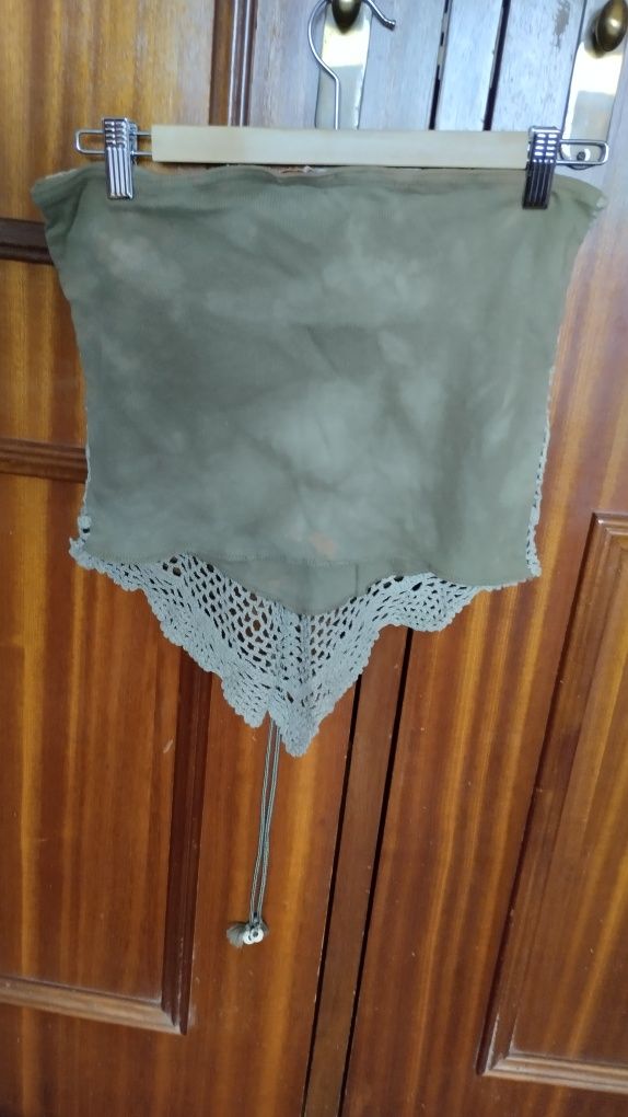 Top verde seco bordado