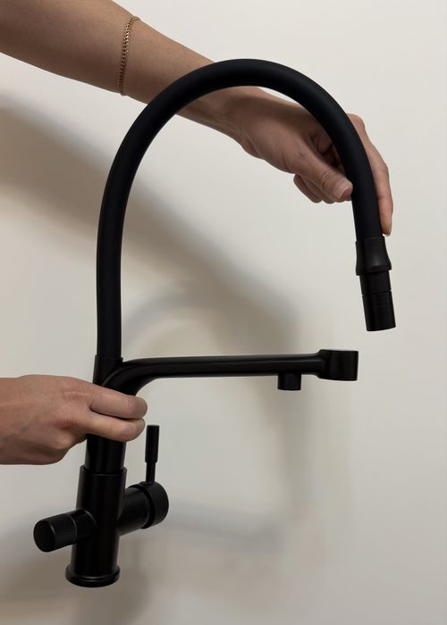 Смеситель кухонный с фильтрованной водой, с гибким шлангом, черный