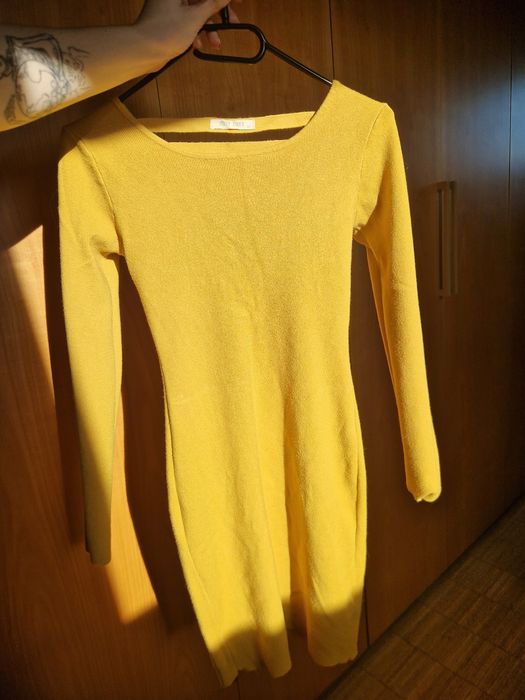 Obcisła sweterkowa sukienka z pięknie zdobionymi plecami, wycięcia