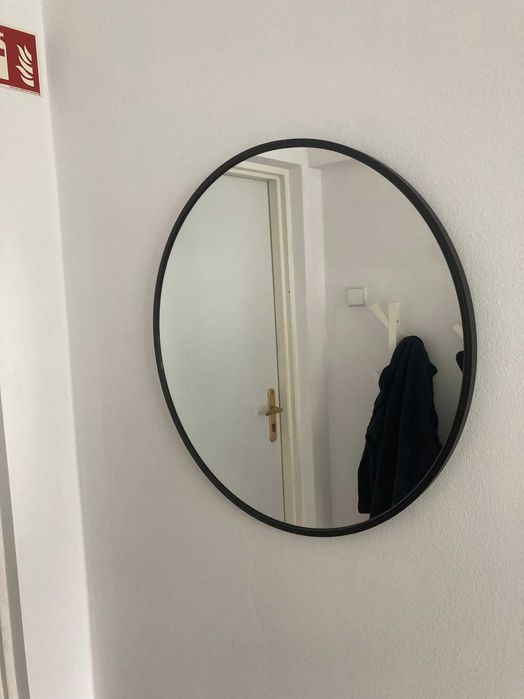 Lustro okrągłe o średnicy 70 cm.