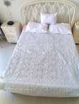 cama de casal de bambu com colchão e estrado