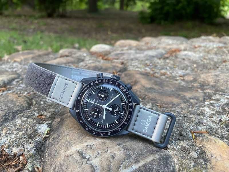 Zegarek Omega x Swatch SO33A100 – Mercury w Stylu Retro-Futuro