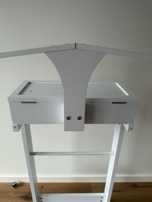 Cabide valet branco com caixa porta-objetos