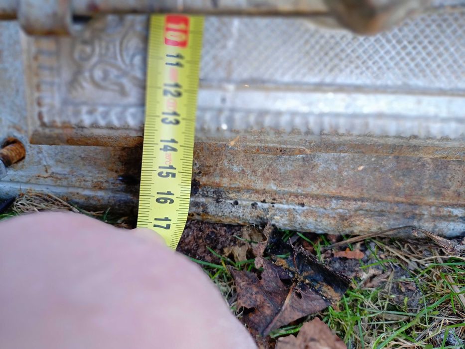 Żeliwne drzwiczki do pieca.