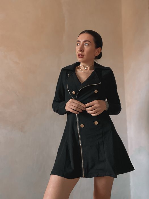 Коротка чорна  сукня жакет