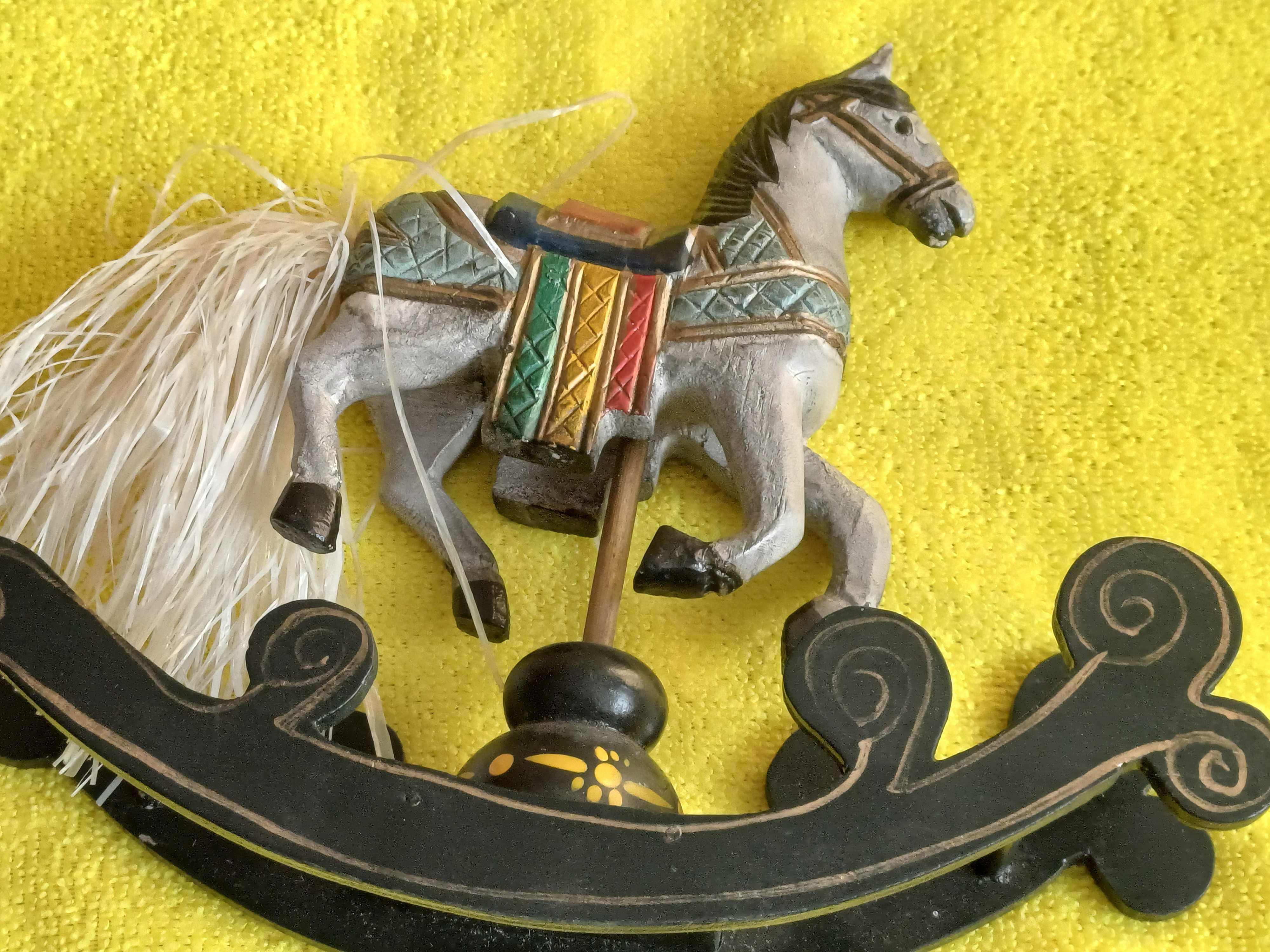 Drewniany konik na biegunach
