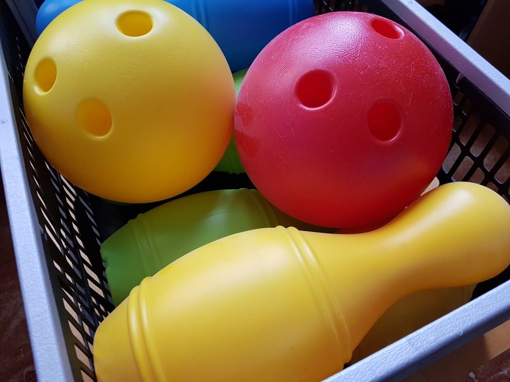 Kręgle / bowling, zestaw kolorowych kręgli z kulami i pojemnikiem