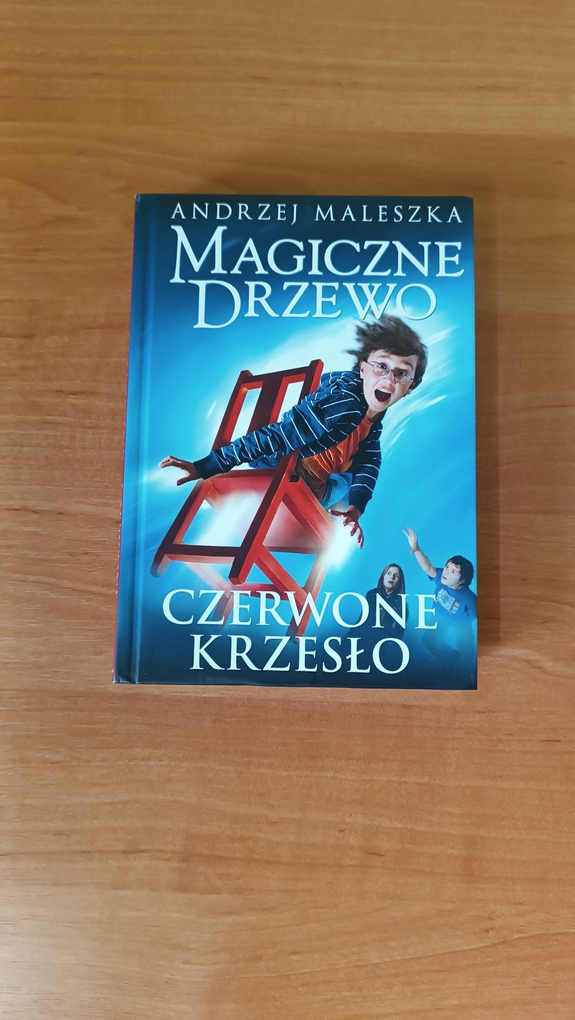Magiczne drzewo czerwone krzesło