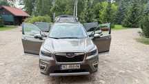 Subaru Forester Subaru Forester w wersji Platinum z fabrycznym hakiem