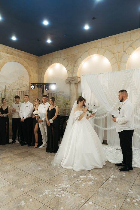 Весільна сукня з атласу