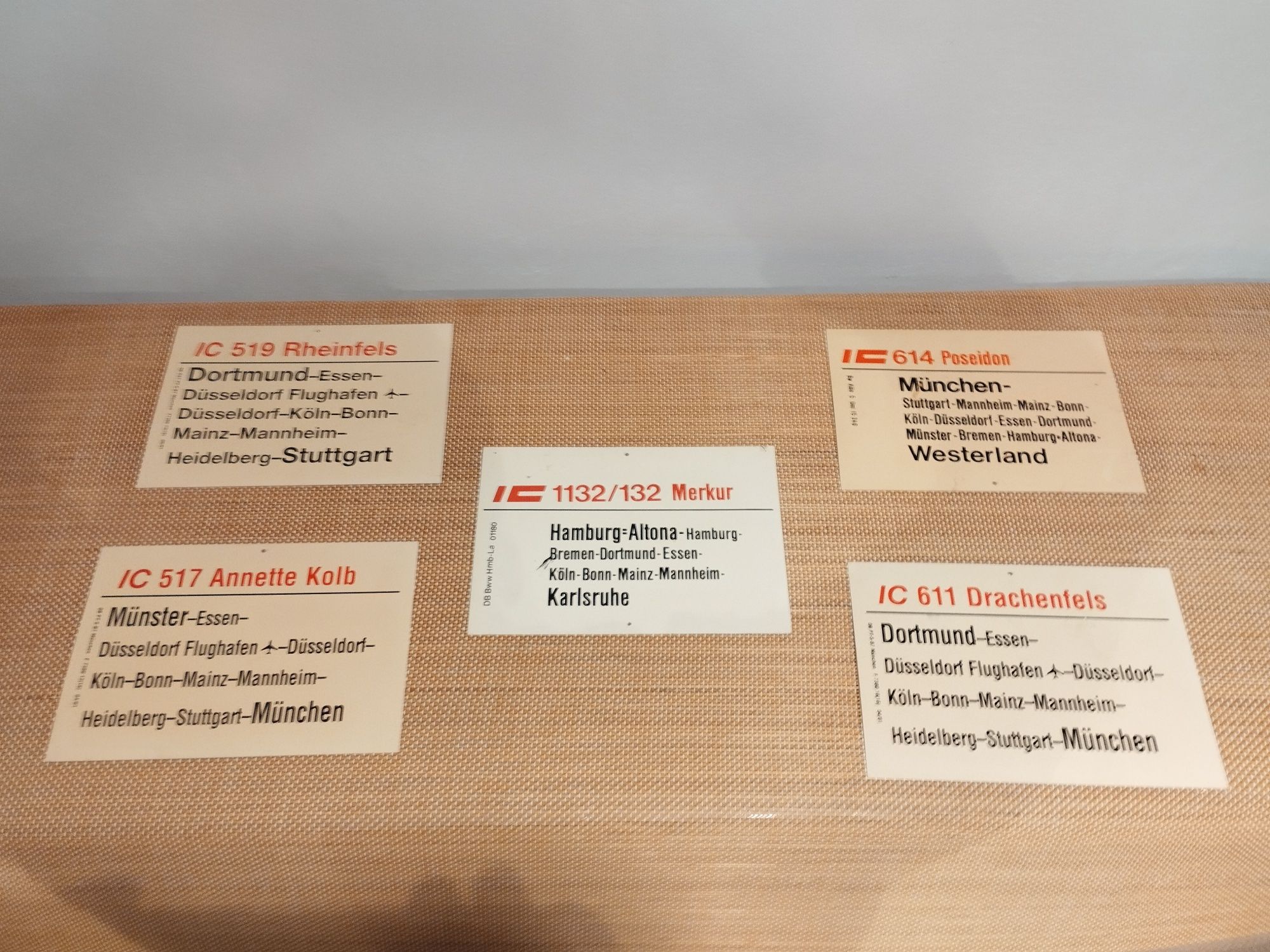 Kolekcjonerskie niemieckie plastikowe tabliczki kolejowe 11 sztuk