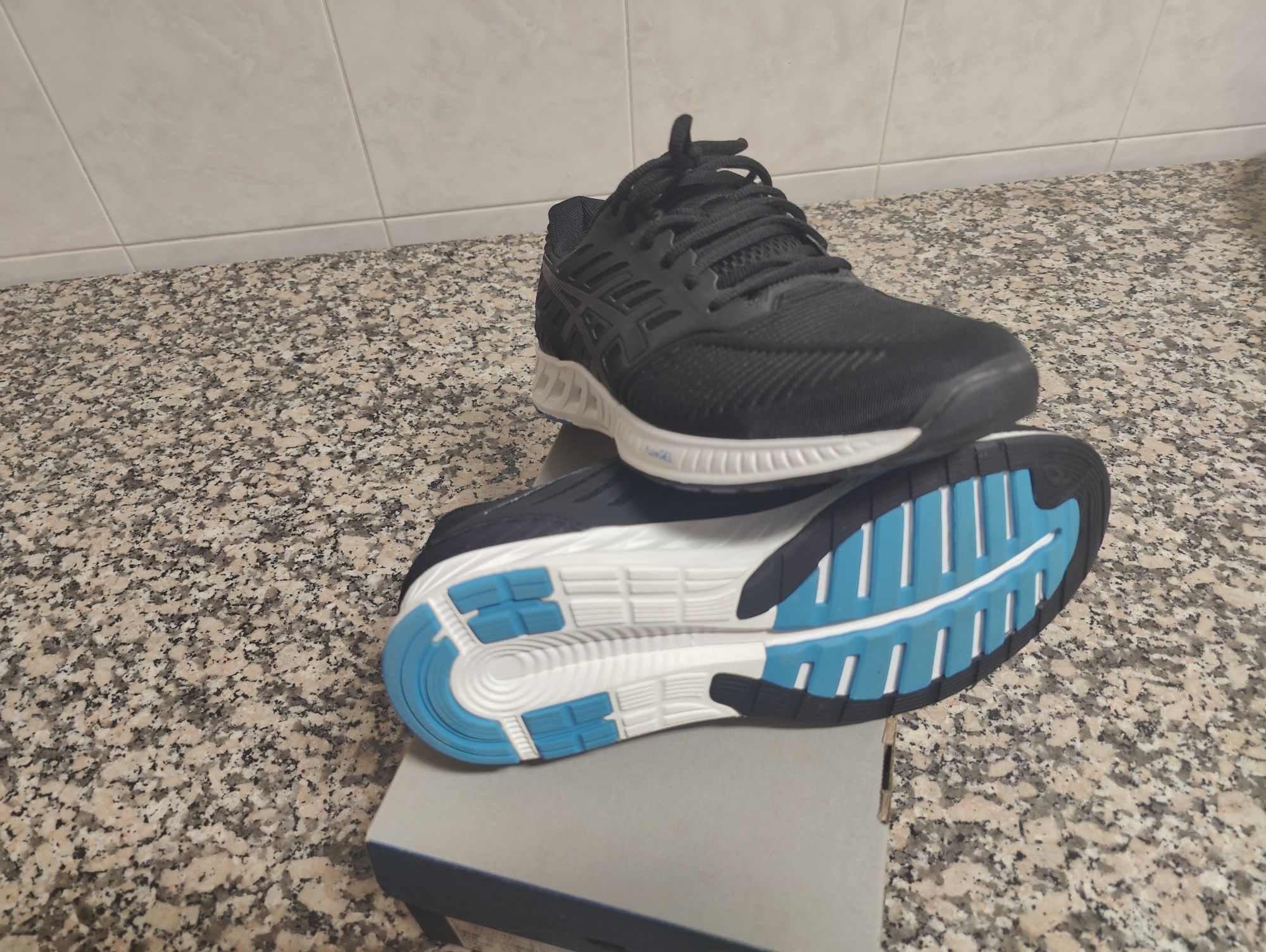 Sapatilhas de corrida ASICS fuzeX