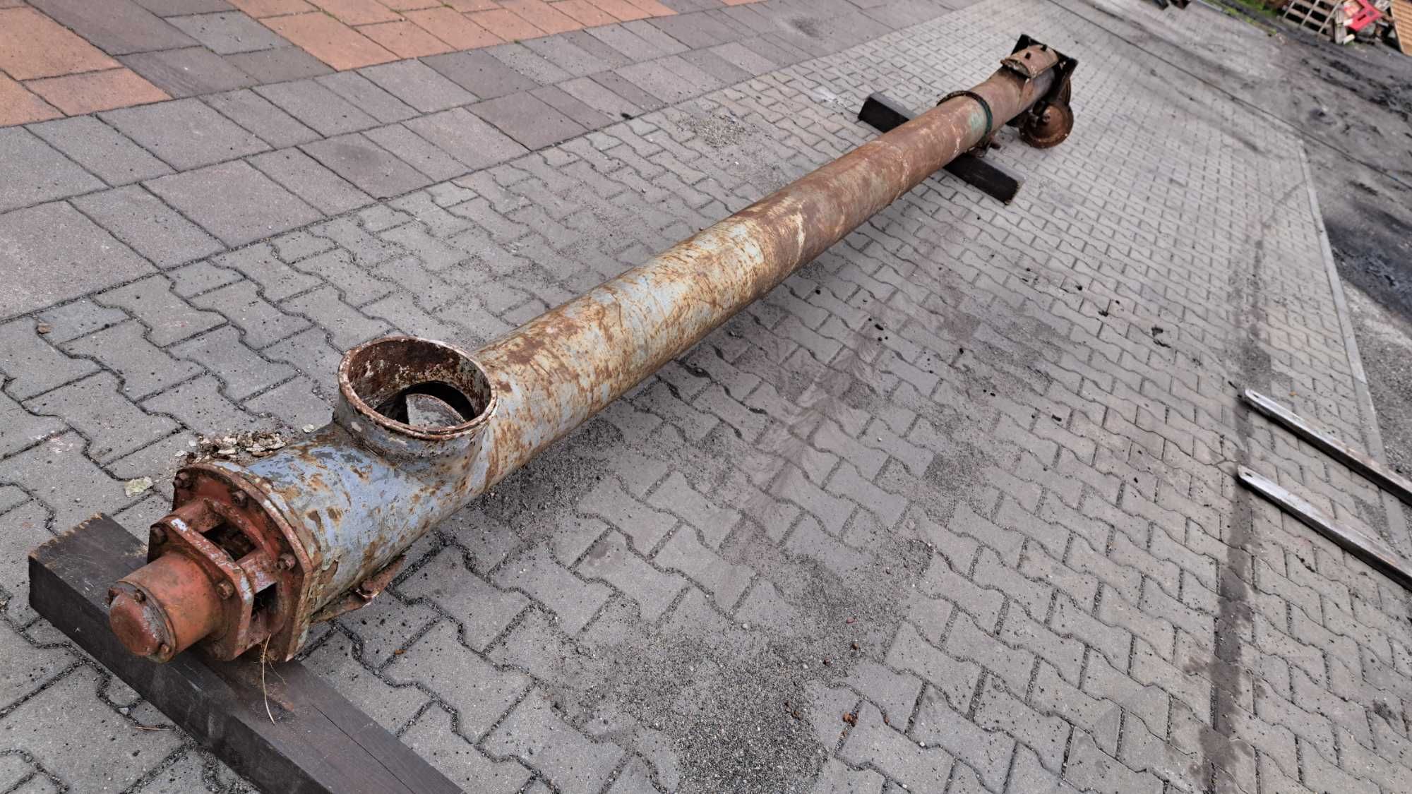Podajnik ślimakowy do cementu