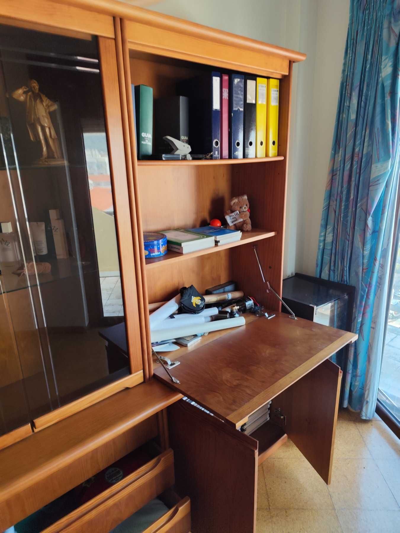 Móvel de Sala com Vitrine