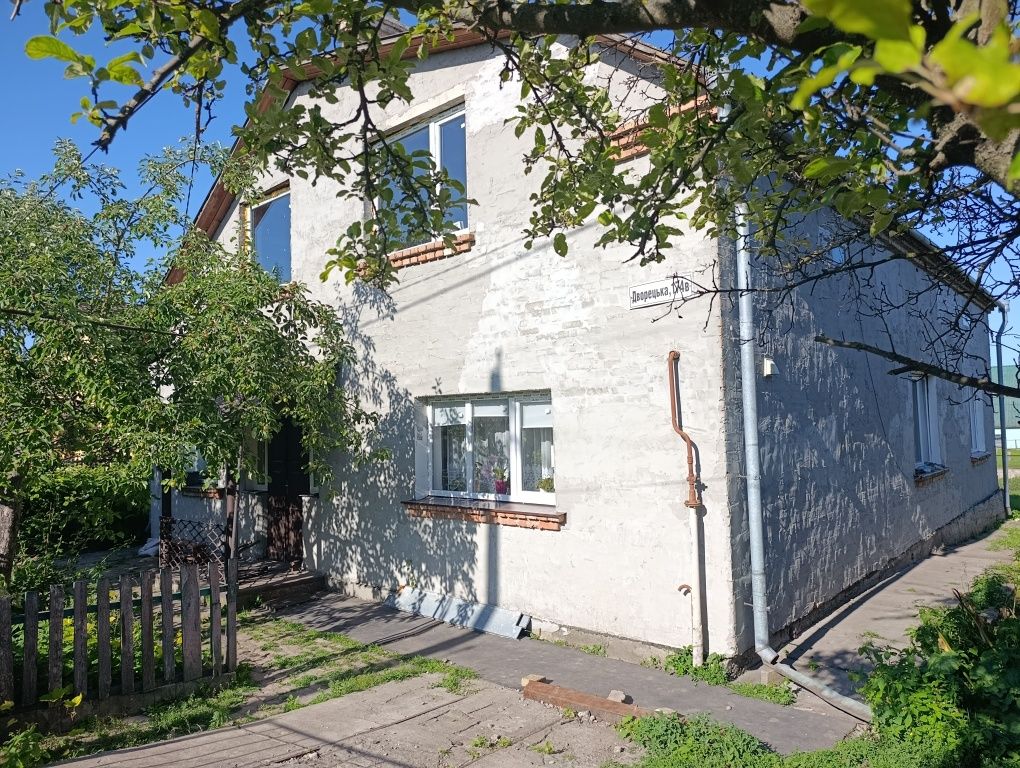 Продаж будинку у місті з ділянкою 10 с