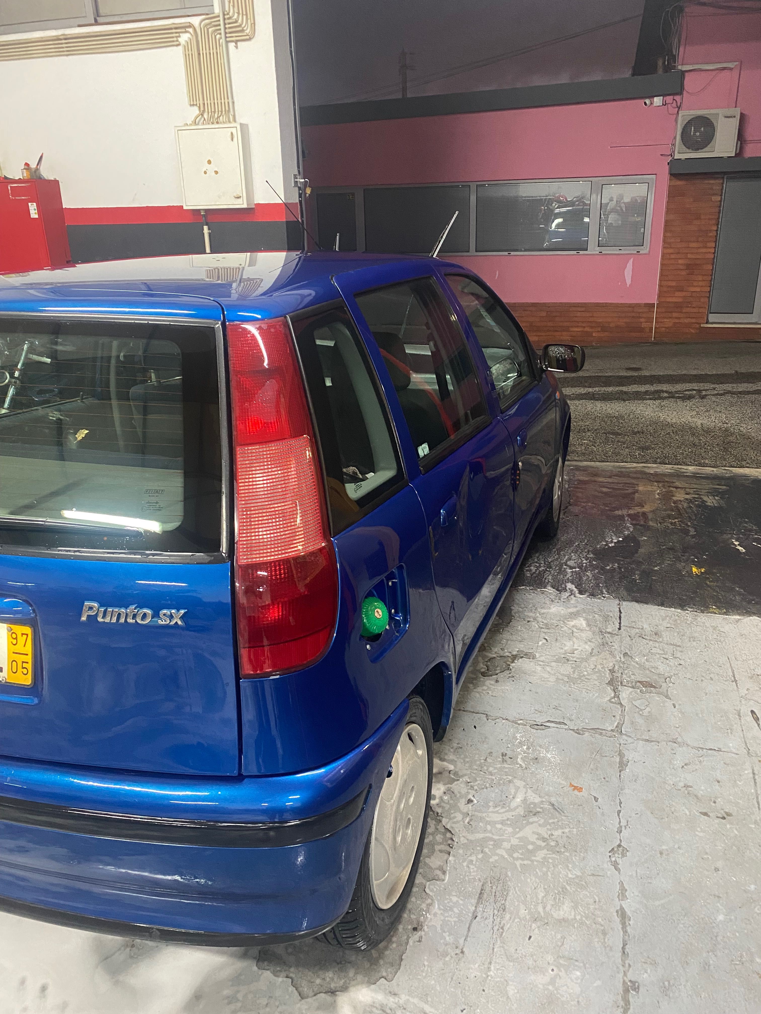 Fiat Punto em excelente estado de cor azul ano 1997