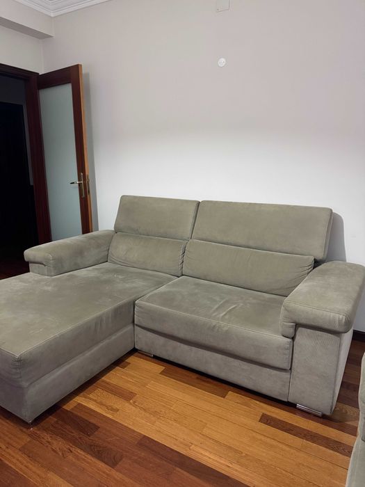 Dois Sofás - um com 3 lugares com chaise longue + um de dois lugares