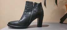 Botas pretas em pele