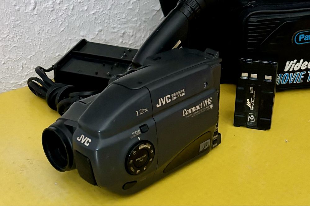 Відеокамера JVC GR-AX46